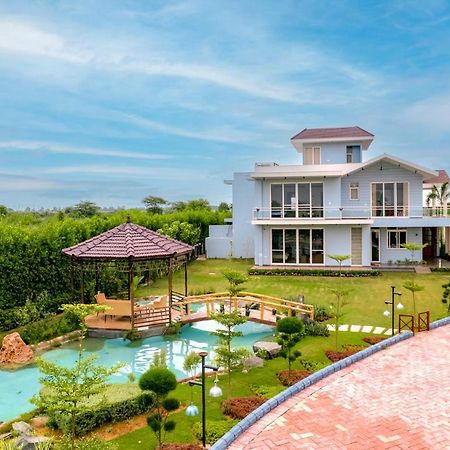 Stayvista At Serenity Farms With Pool, Lawn, Bonfire & Bbq Sohna Bagian luar foto