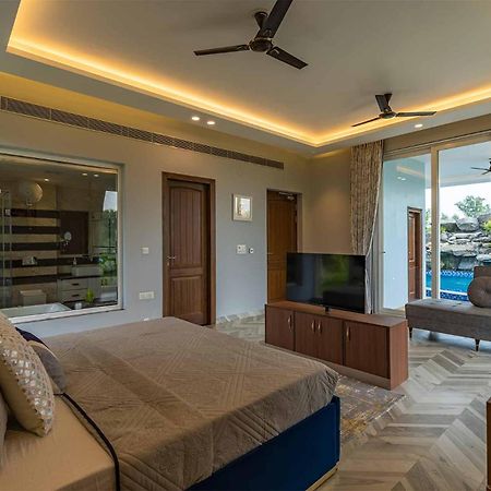 Stayvista At Serenity Farms With Pool, Lawn, Bonfire & Bbq Sohna Bagian luar foto