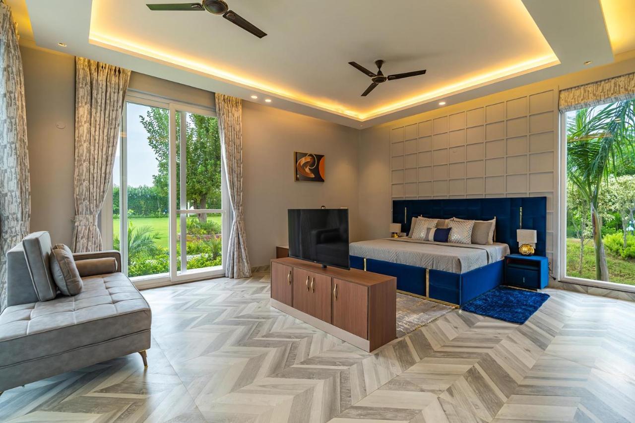 Stayvista At Serenity Farms With Pool, Lawn, Bonfire & Bbq Sohna Bagian luar foto