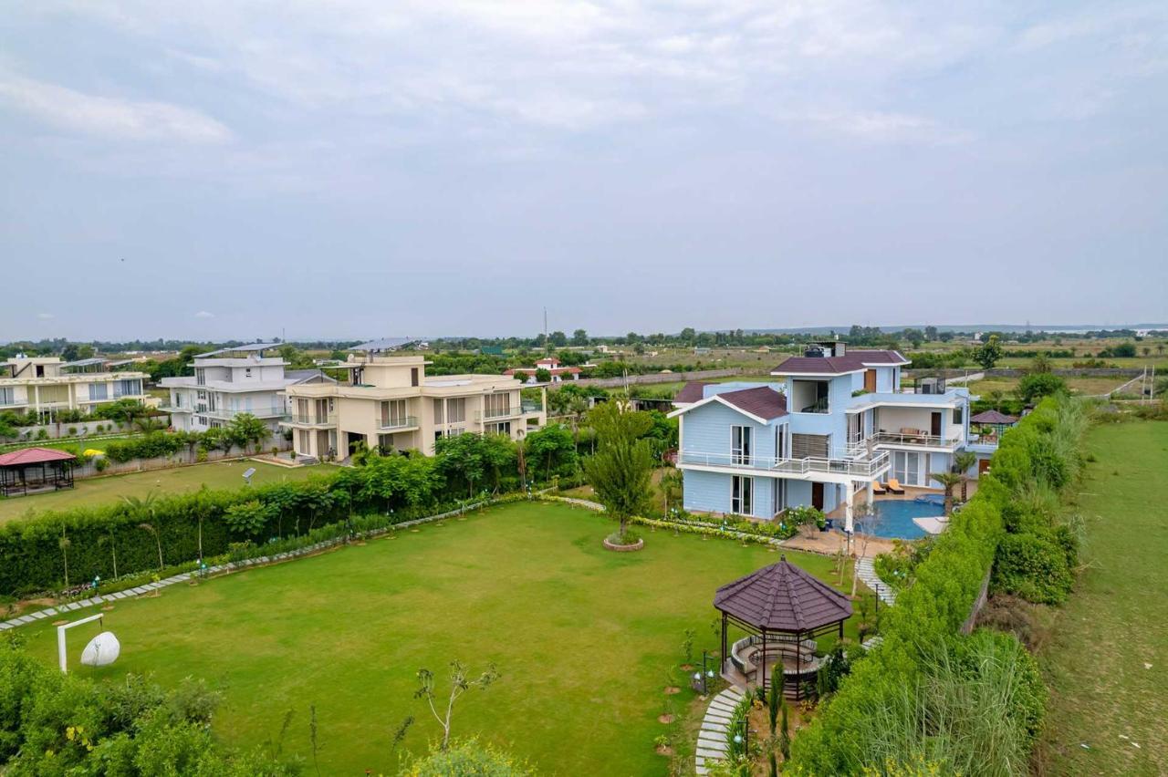 Stayvista At Serenity Farms With Pool, Lawn, Bonfire & Bbq Sohna Bagian luar foto