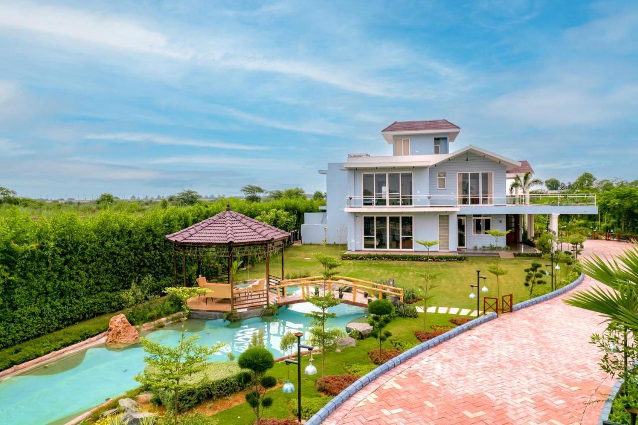 Stayvista At Serenity Farms With Pool, Lawn, Bonfire & Bbq Sohna Bagian luar foto