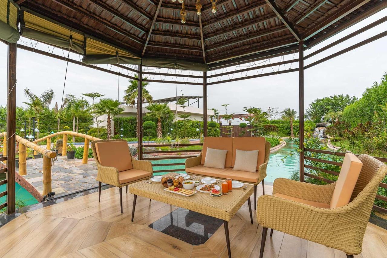Stayvista At Serenity Farms With Pool, Lawn, Bonfire & Bbq Sohna Bagian luar foto