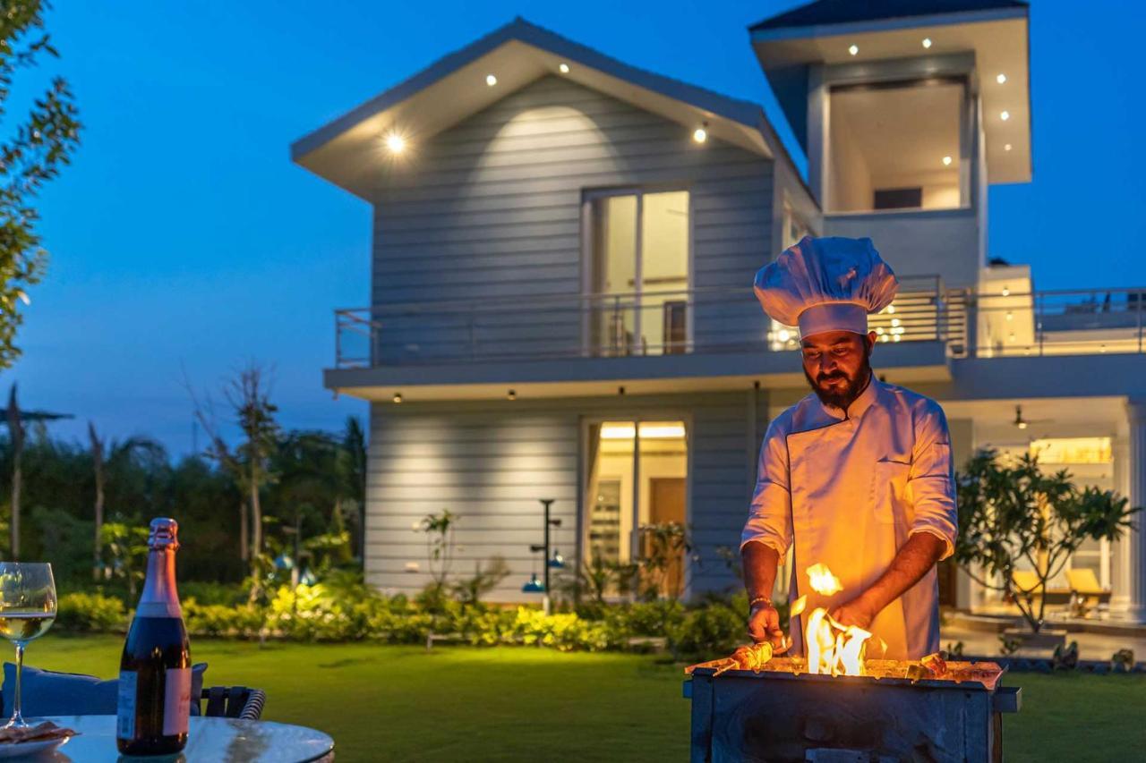 Stayvista At Serenity Farms With Pool, Lawn, Bonfire & Bbq Sohna Bagian luar foto