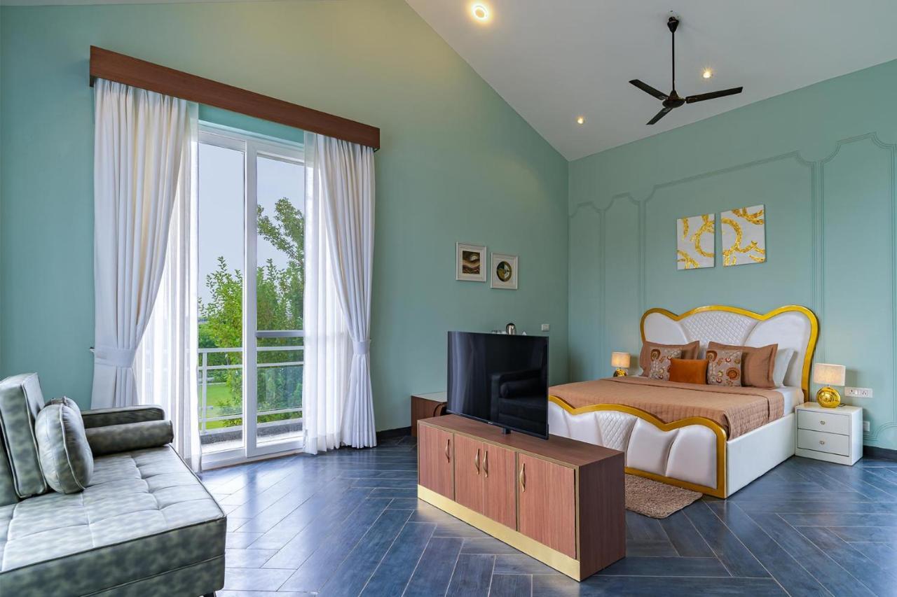 Stayvista At Serenity Farms With Pool, Lawn, Bonfire & Bbq Sohna Bagian luar foto