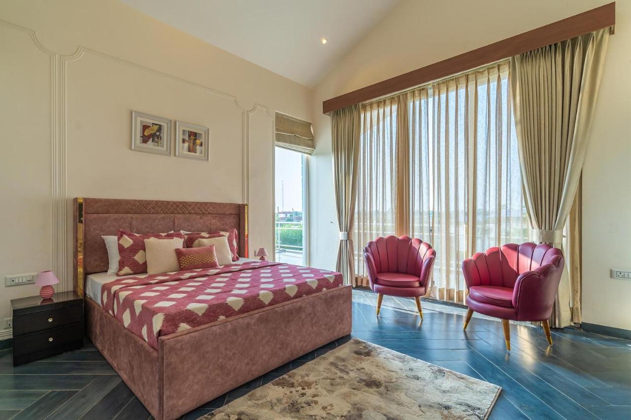 Stayvista At Serenity Farms With Pool, Lawn, Bonfire & Bbq Sohna Bagian luar foto