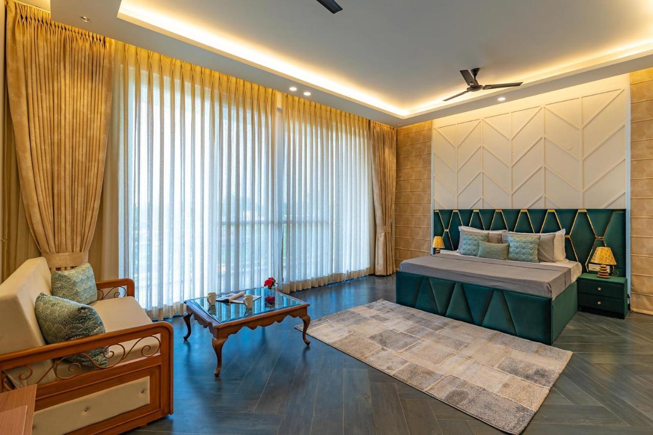 Stayvista At Serenity Farms With Pool, Lawn, Bonfire & Bbq Sohna Bagian luar foto