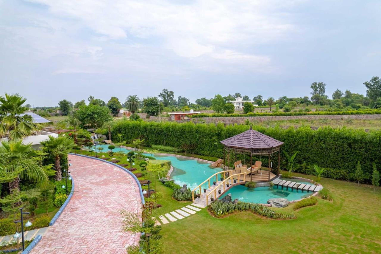 Stayvista At Serenity Farms With Pool, Lawn, Bonfire & Bbq Sohna Bagian luar foto