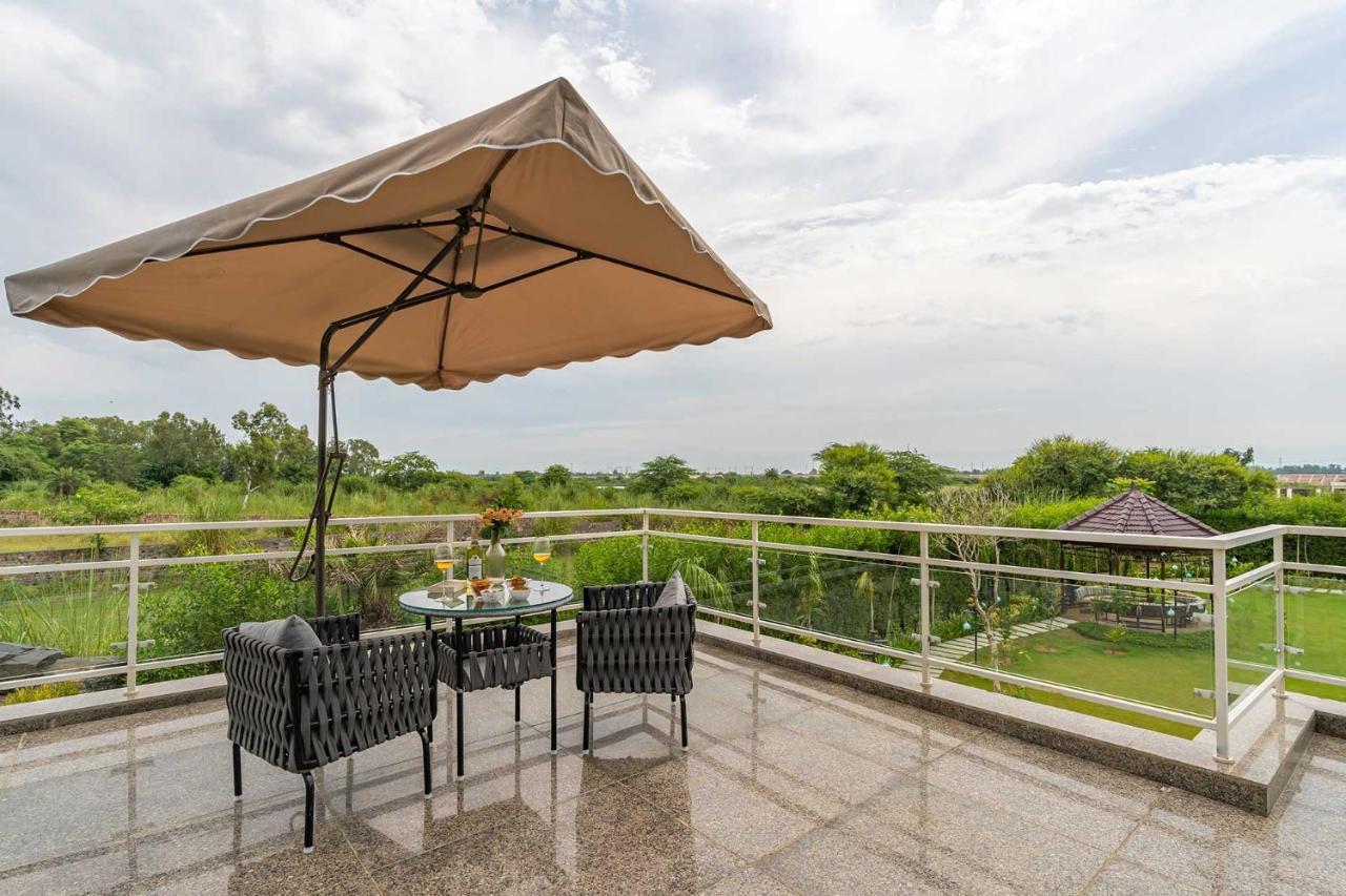 Stayvista At Serenity Farms With Pool, Lawn, Bonfire & Bbq Sohna Bagian luar foto