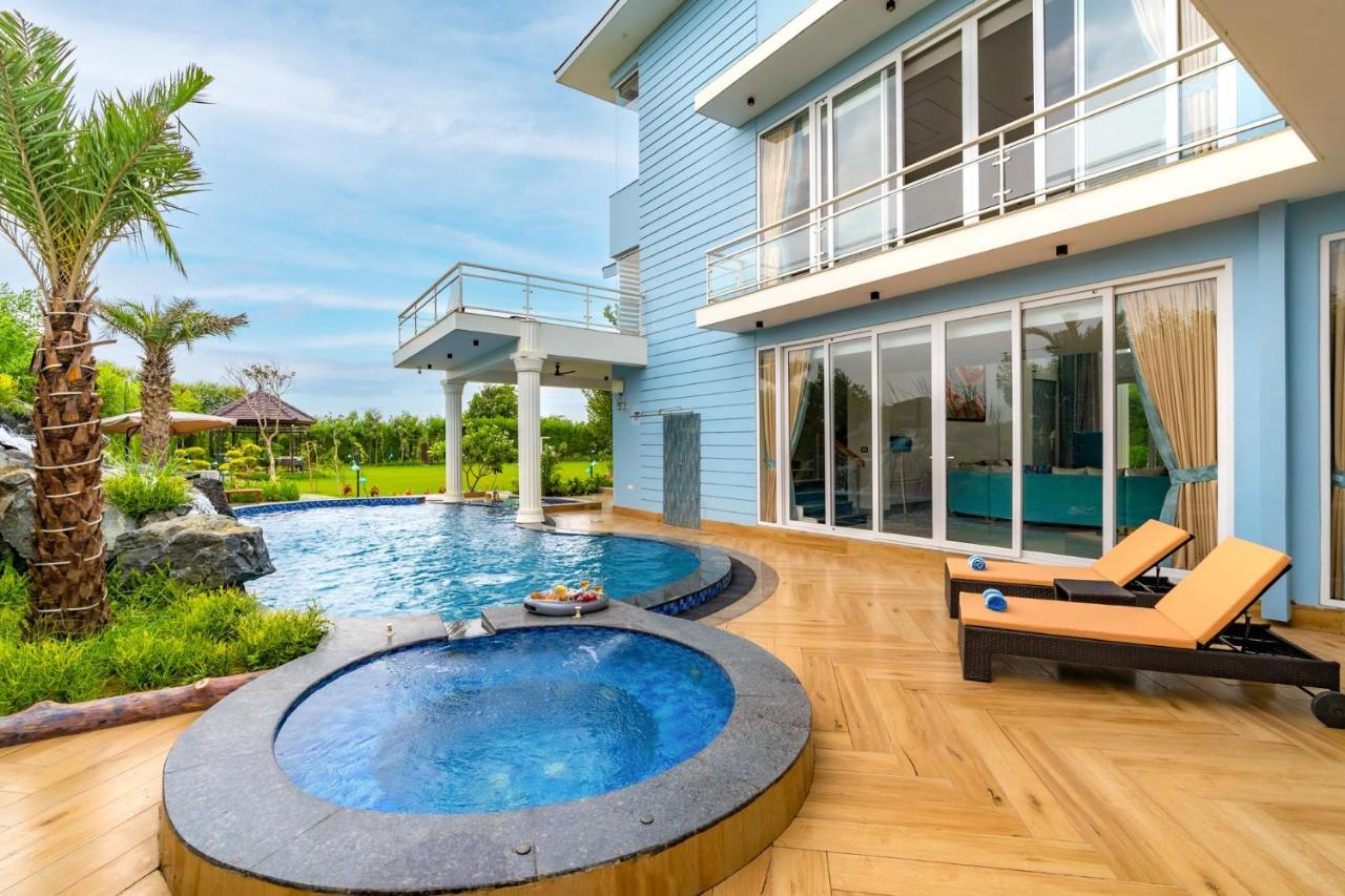 Stayvista At Serenity Farms With Pool, Lawn, Bonfire & Bbq Sohna Bagian luar foto