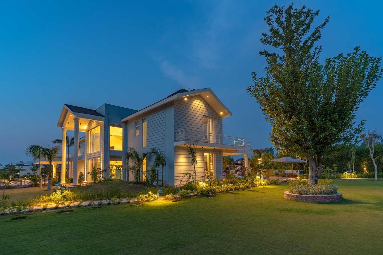 Stayvista At Serenity Farms With Pool, Lawn, Bonfire & Bbq Sohna Bagian luar foto
