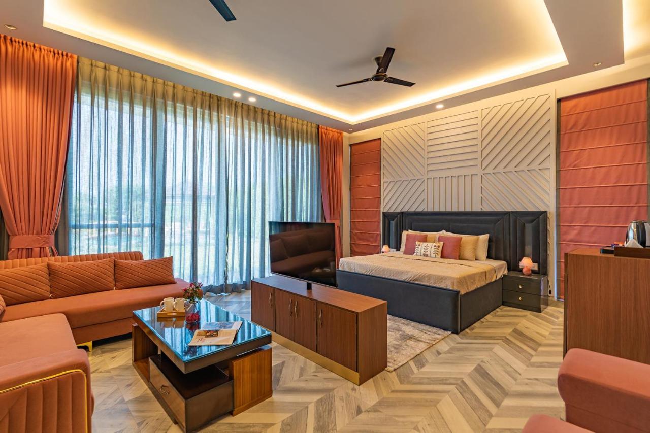 Stayvista At Serenity Farms With Pool, Lawn, Bonfire & Bbq Sohna Bagian luar foto