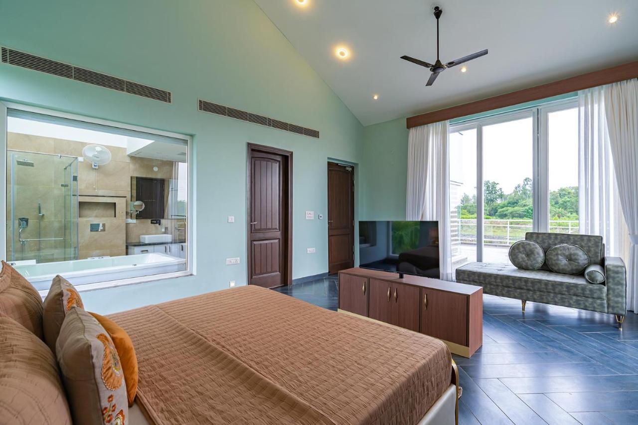 Stayvista At Serenity Farms With Pool, Lawn, Bonfire & Bbq Sohna Bagian luar foto