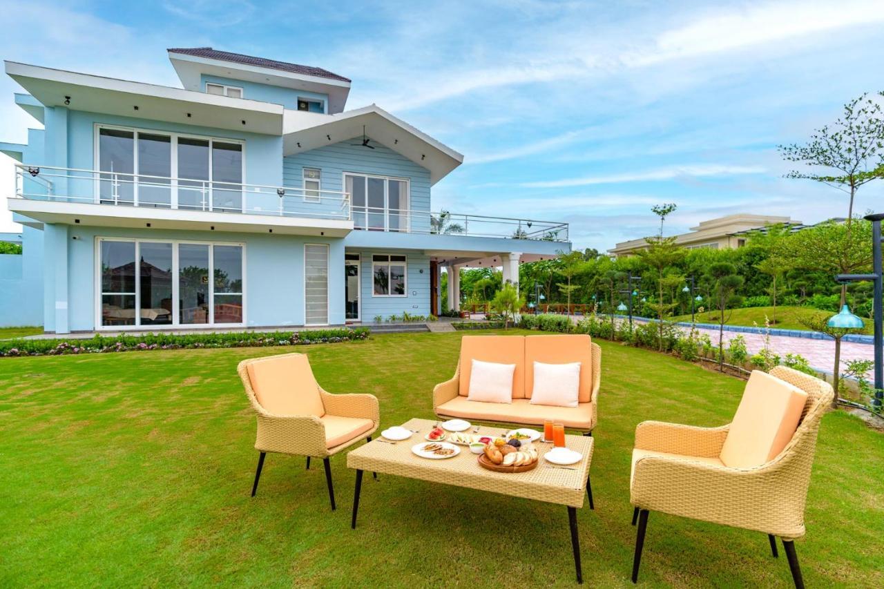 Stayvista At Serenity Farms With Pool, Lawn, Bonfire & Bbq Sohna Bagian luar foto